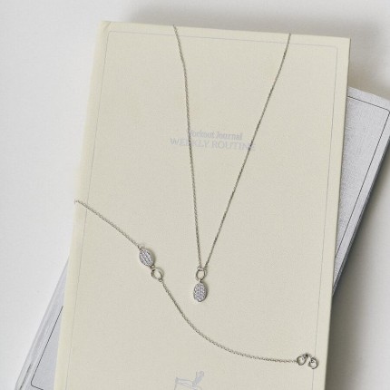 Collar de oro blanco de 9K con colgante ovalado de circonitas