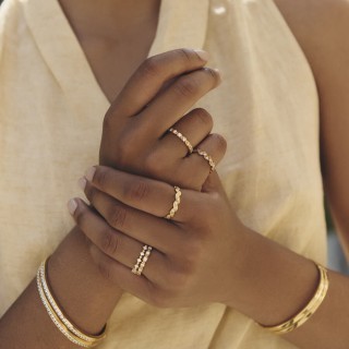 Anillo bañado en oro con 13 circonitas