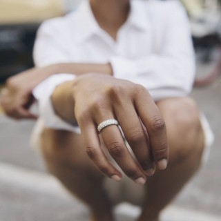 Anillo de oro blanco blanco diamantado con circonita