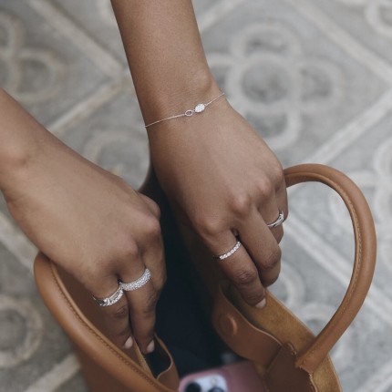 Anillo de oro blanco blanco diamantado con circonita