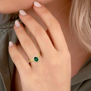 Anillo de oro amarillo 9K con esmeralda creada ovalada y diamantes creados 0,40 ct