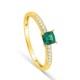 Anillo de oro amarillo 9K con esmeralda creada talla cojín y diamantes creados 0,08 ct