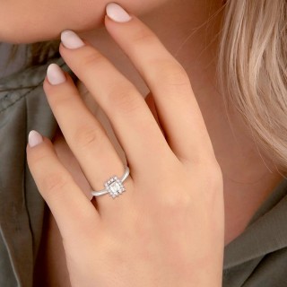 Anel em ouro branco 18K com diamantes criados 0,68 ct e diamante central lapidação esmeralda