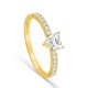 Anillo solitario acompañado de oro amarillo 18K con diamantes creados 0,52 ct y centro talla corazón