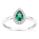 Anillo de plata de ley 925 rodiada con circonita verde 6x4 mm y halo