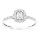 Anillo de oro blanco 9K con diamantes creados 0,43 ct y centro de talla esmeralda 0,25 ct en halo