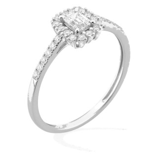 Anillo de oro blanco 9K con diamantes creados 0,43 ct y centro de talla esmeralda 0,25 ct en halo