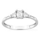 Anel em ouro branco 9K com diamante lapidação esmeralda 0,25 ct e duas pedras triangulares