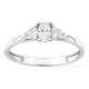 Anillo de oro blanco 9K con diamante ovalado 0,20 ct y dos piedras triangulares