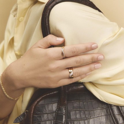 Anillo calado en oro amarillo de 9K con circonitas sobre acabado rodiado
