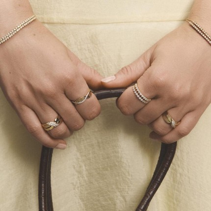 Anillo calado en oro amarillo de 9K con circonitas sobre acabado rodiado