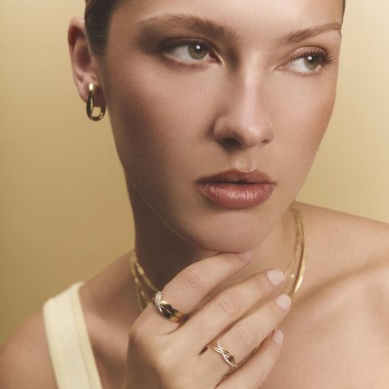 Anillo calado en oro amarillo de 9K con circonitas sobre acabado rodiado