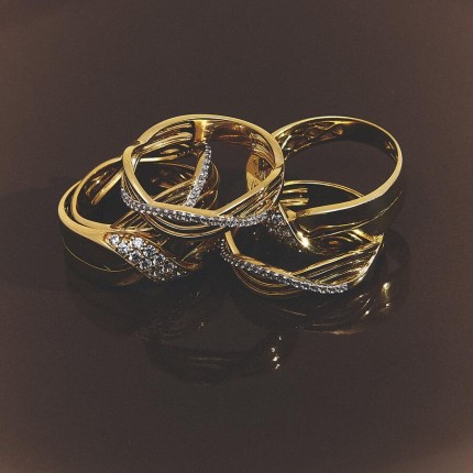 Anillo calado en oro amarillo de 9K con circonitas sobre acabado rodiado