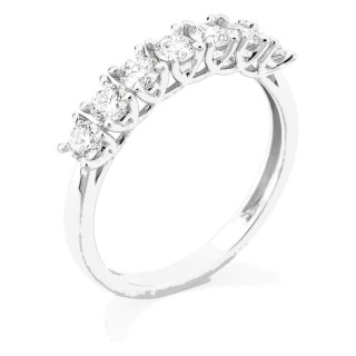 Media alianza de oro blanco 9K con 7 diamantes creados 0,70 ct en engaste de garras