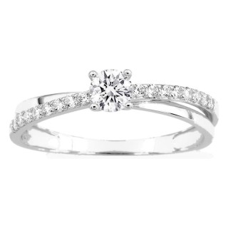 Anel em ouro branco 18K de dois aros entrelaçados com zircónia branca em cravação de garras