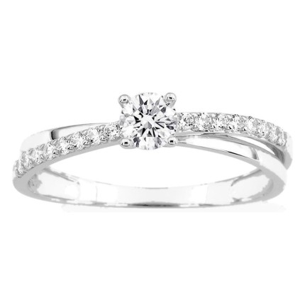 Anel em ouro branco 18K de dois aros entrelaçados com zircónia branca em cravação de garras