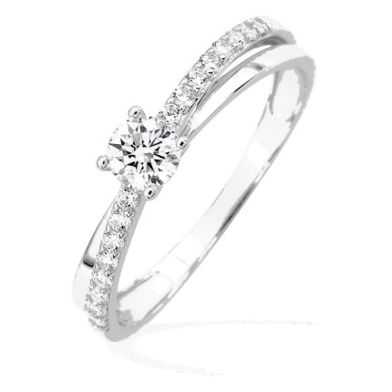 Anel em ouro branco 18K de dois aros entrelaçados com zircónia branca em cravação de garras