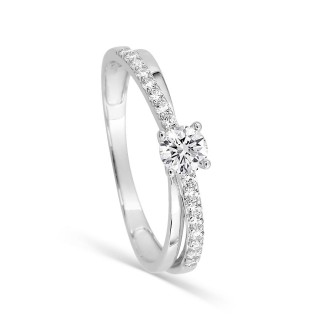 Anillo de oro blanco 18K de dos aros entrelazados con circonita blanca en engaste de garras